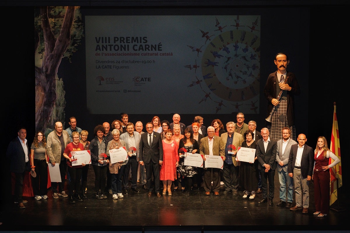 Foto de família dels VIII Premis Antoni Carné de l'Associacionisme Cultural Català | Jordi Cassú