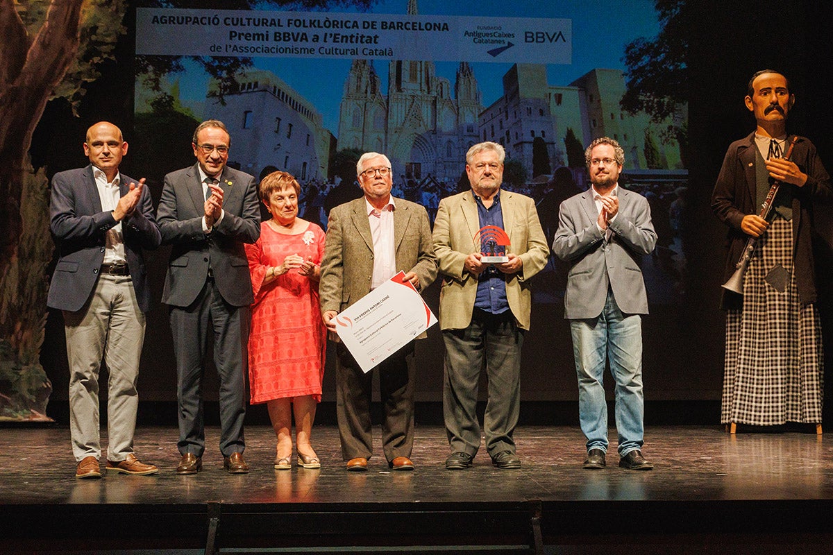 L'Agrupació Cultural Folklòrica de Barcelona recollint el premi / Foto: Jordi Cassú