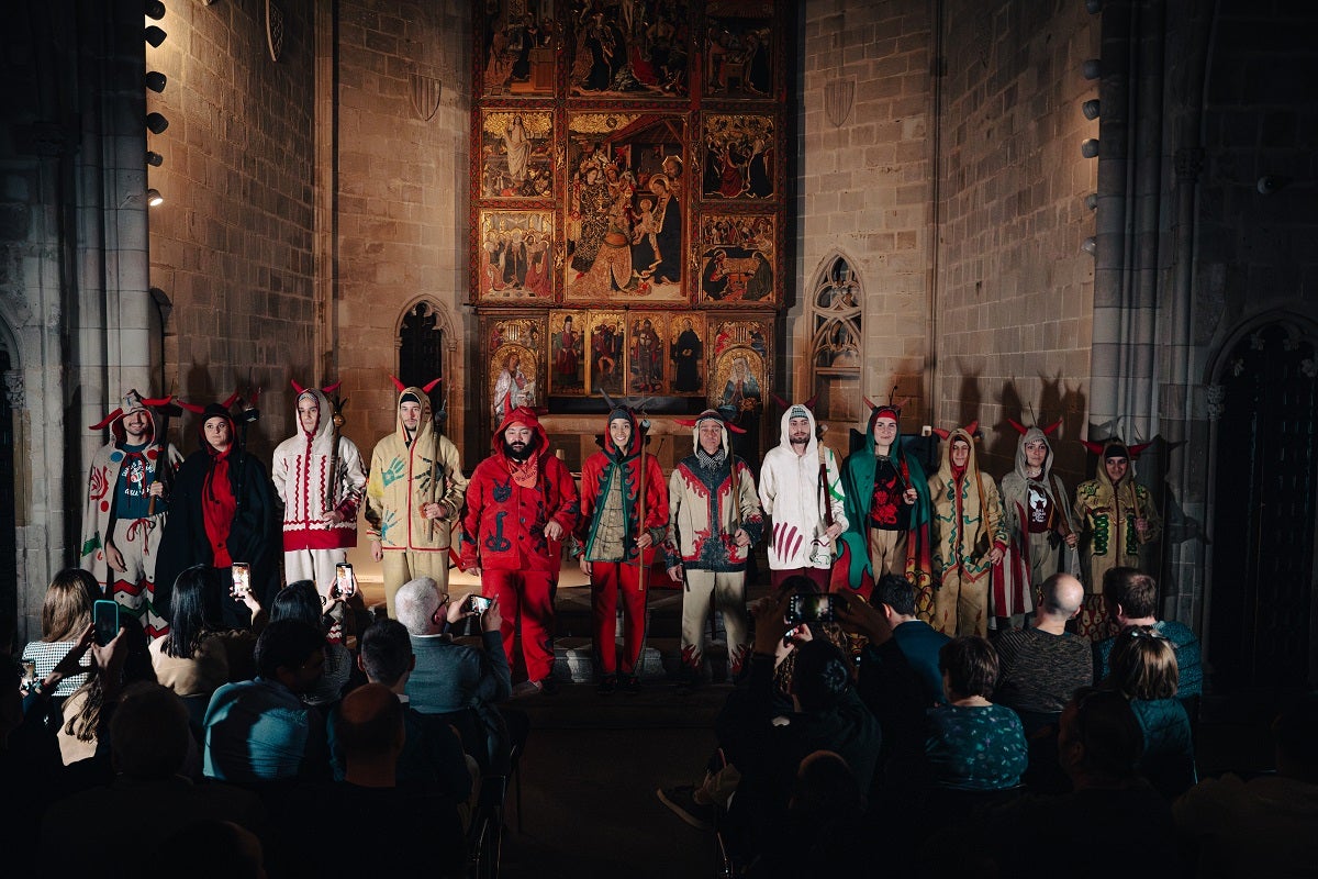Foto de família dels dotze balls que conformen la Xarxa de Balls de Diables de Catalunya | XBDC