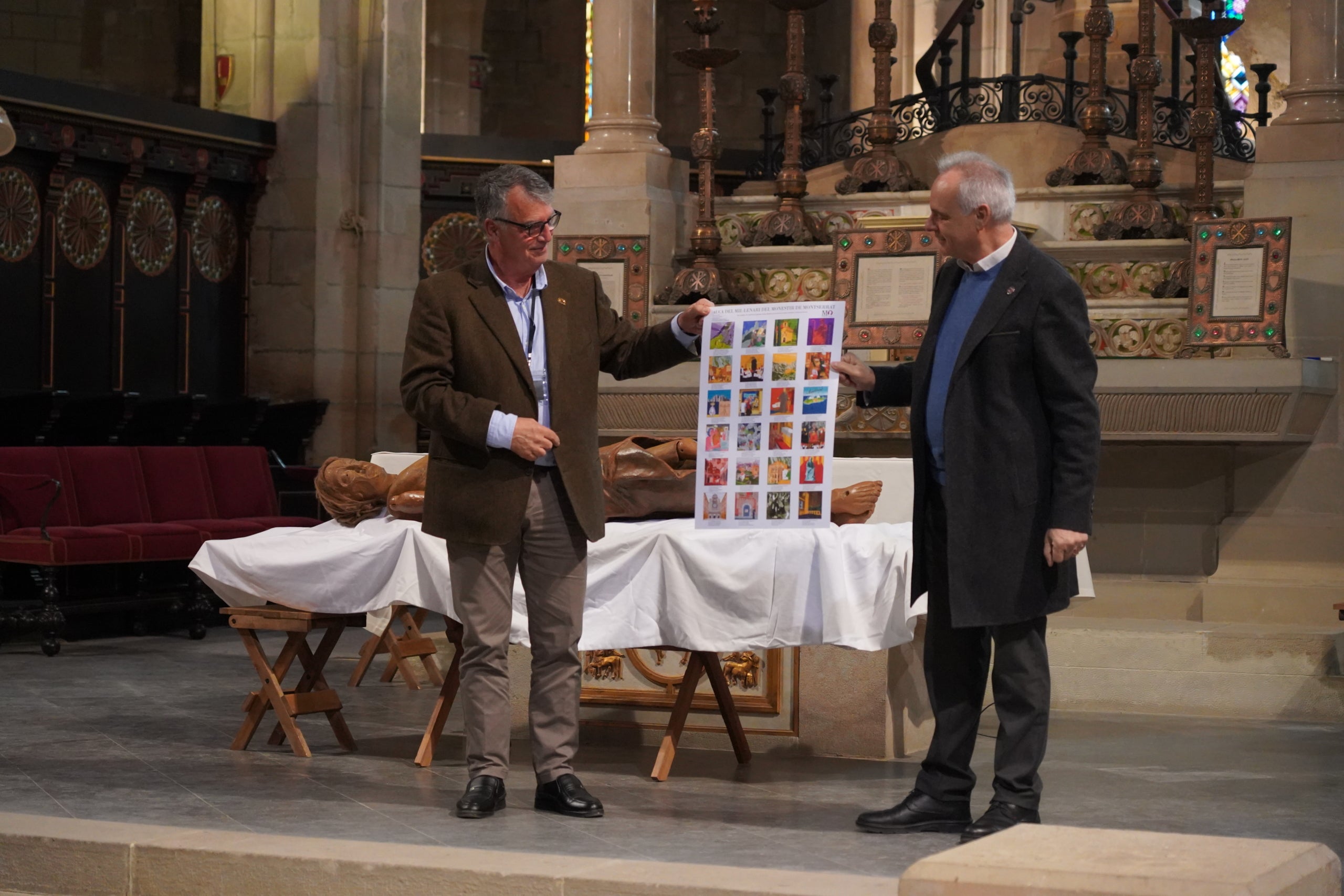 Baulenas lliura una auca a la Federació Catalana de Passions en agraïment a la participació en els actes del Mil·lenari de l'Abadia de Montserrat