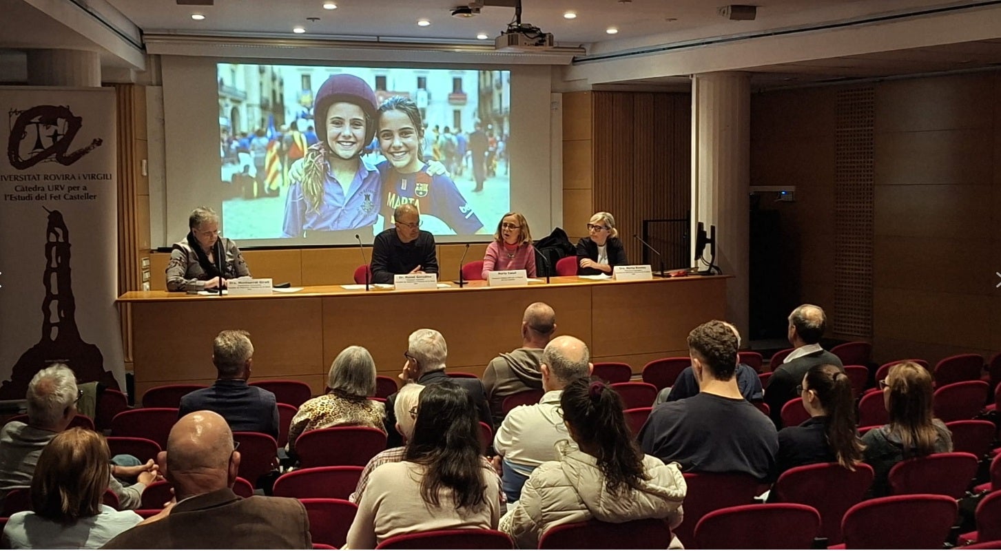 Un moment de la presentació de l’estudi, amb els seus autors i la directora de la Càtedra URV per a l’Estudi del Fet Casteller | URV
