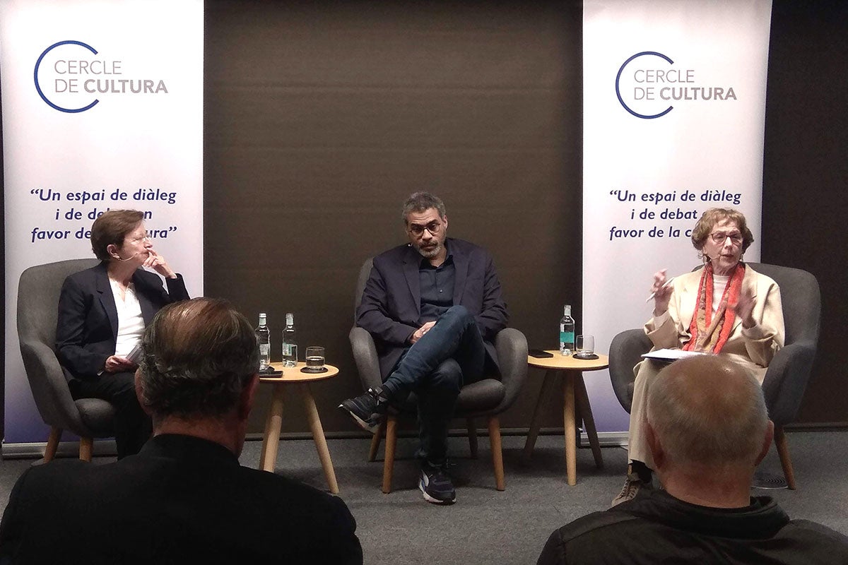 Carmen Cabezas i Guillem Efak a la taula sobre cultura i salut, amb la moderadora Maria Teresa Pérez, de la Fundació Vidal i Barraquer