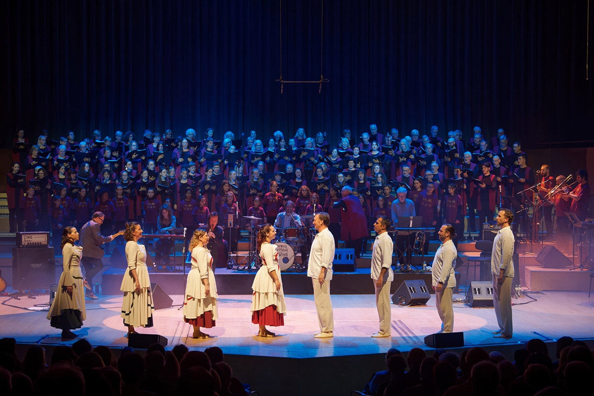 La proposta 'Llibre vermell. Sons del passat a ritme del present', premi al millor espectacle de cant coral | Foto: Coral Sant Medir