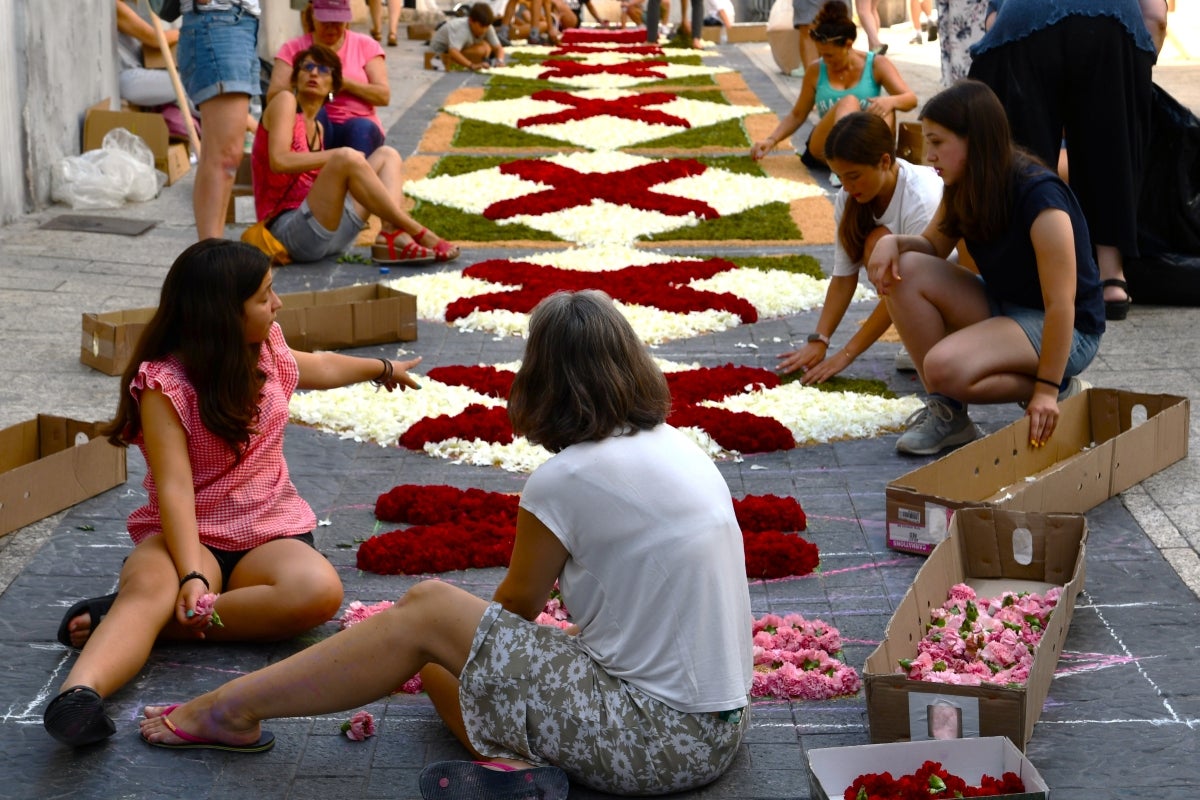 Confecció d'una catifa floral a Sitges l'any passat / Ajuntament de Sitges