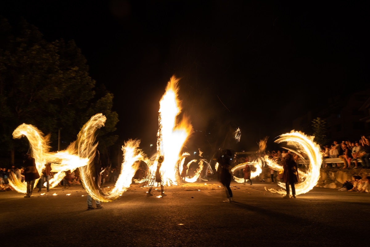 Fallaires d'Ordino rodant les falles al voltant del mai | Sergi Pérez (Fons: Associació de Cultura Popular d'Ordino