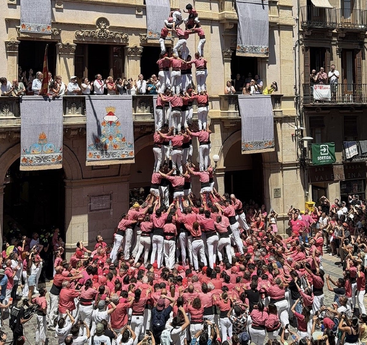 La Colla Vella descarregant el 7d9 f | Colla Vella Xiquets de Valls