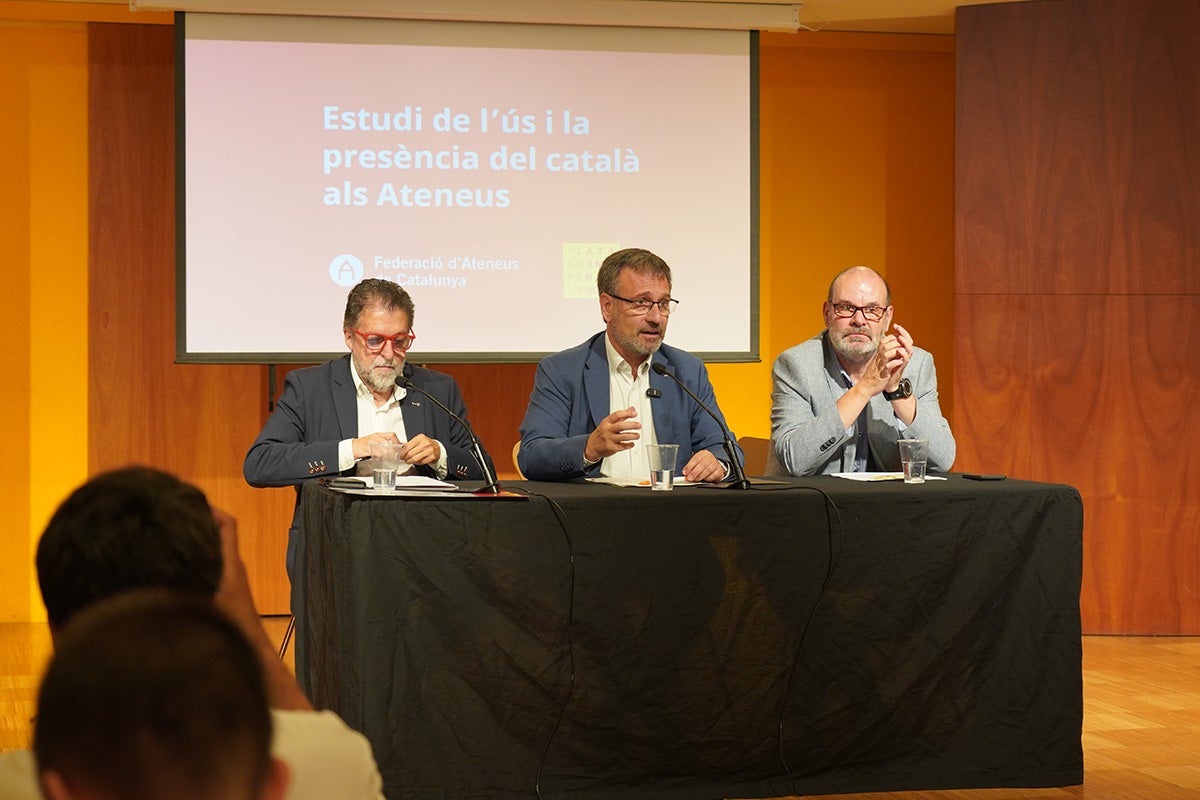 El conseller F. Xavier Vila, amb Pep Morella (esquerra) i Òscar Escudé (dreta), en la presentació de l'estudi