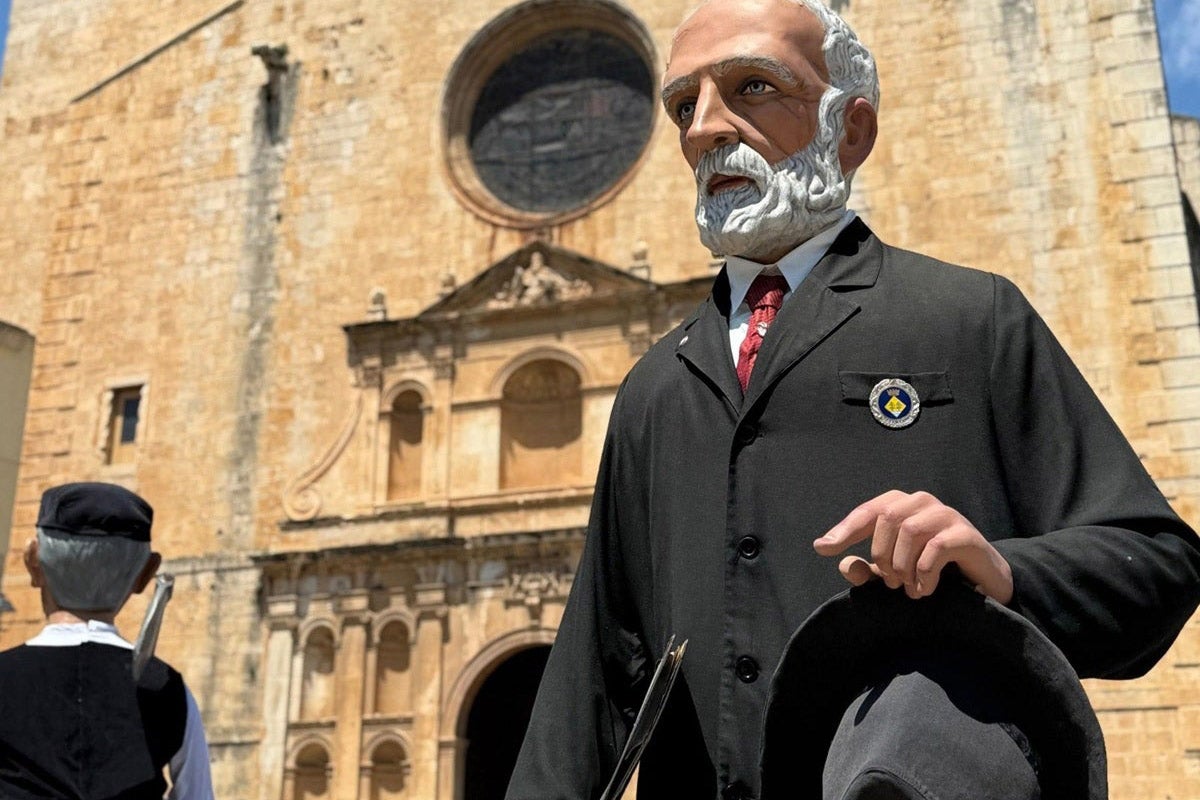 El gegant Gaudí de Riudoms (Baix Camp), obra de l’escultor Jordi Grau, va ser batejat el juny de 1999 | Foto: Colla Gegantera
de Riudoms