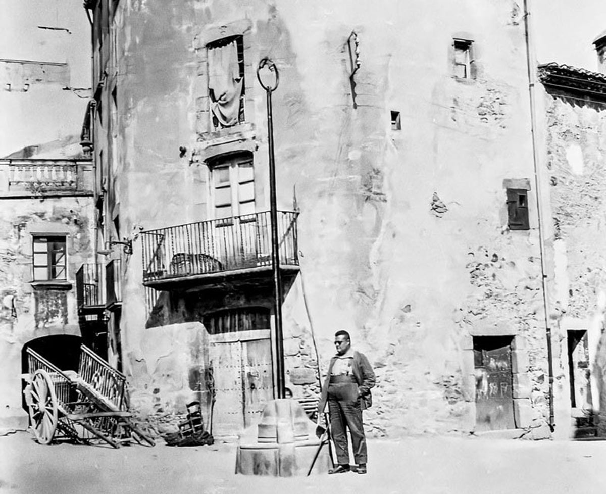 La plaça de Maçanet amb la Vara de Rotlan i en Joan Amades al seu costat | F-14_094. Foto: OCPC (Abadia de Montserrat).