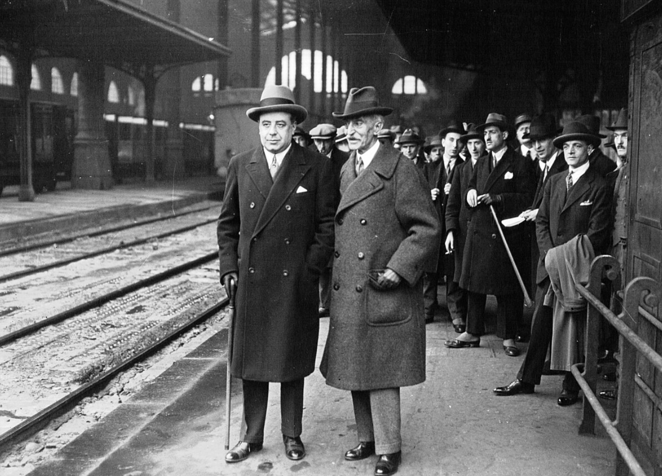 Imatge: Macià amb l’advocat Torrès a punt d’anar-se’n de París (Départ du coronel Macia, près de lui Maître Torrès. À la gare du Nord el 23 de març de 1927). Autor: Agence de Presse Meurisse; Font: Bibliothèque nationale de France
