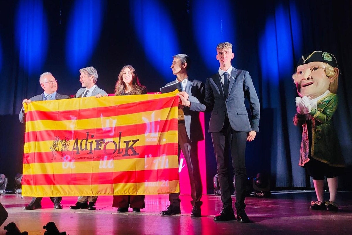 El moment en què Adifolk fa entrega de la seva bandera als representants institucionals d'Estocolm, la ciutat que va acollir ara fa uns mesos l'Aplec Internacional 2026
