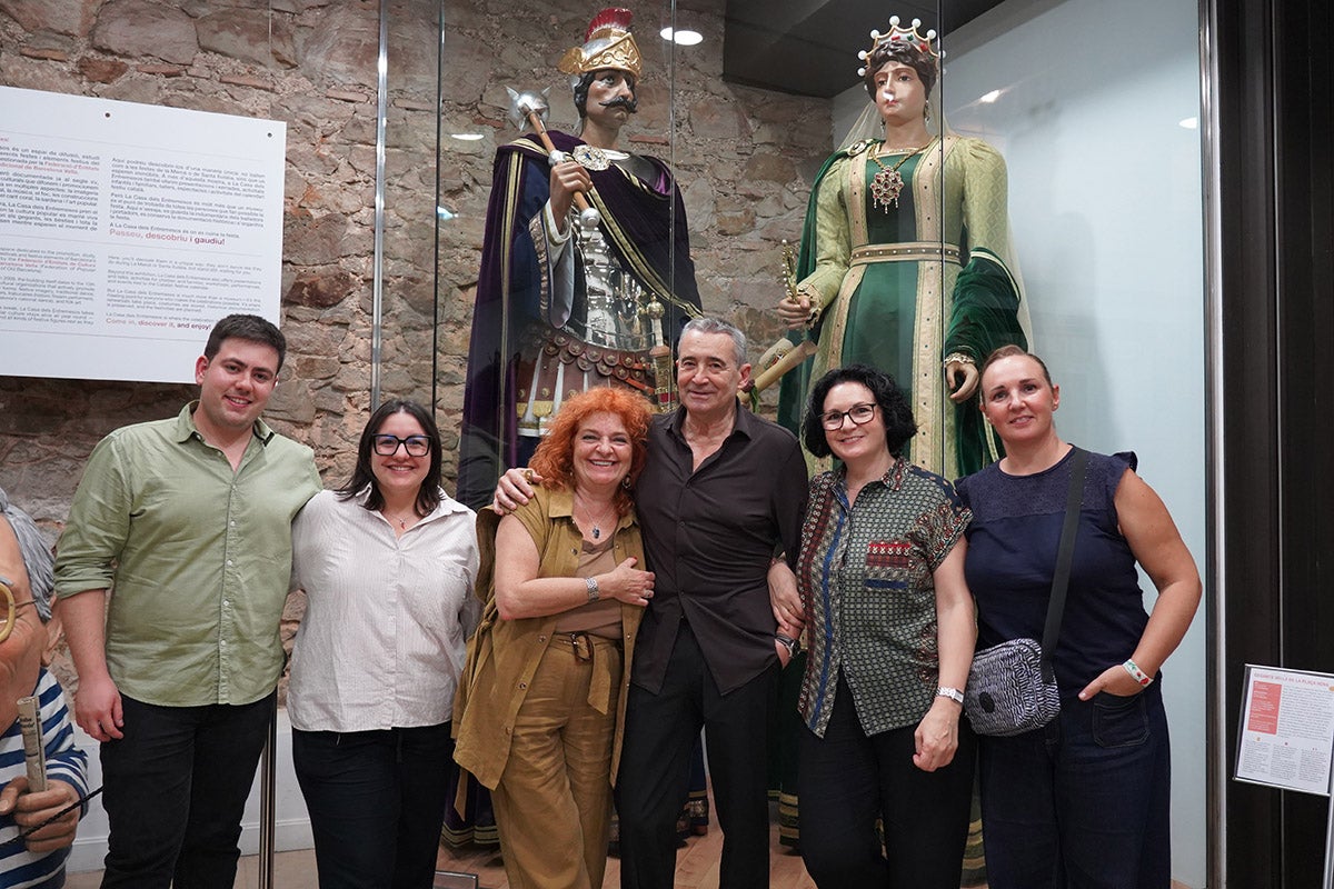 Els artistes i restauradors amb els Gegants Centenaris de Sant Roc / Foto: E.C.